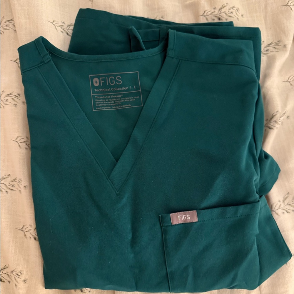 Figs Hunter Green women’s scrub top